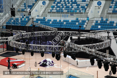 懸掛的舞臺燈光架 公司禮儀服務(wù)中的視覺藝術(shù)與安全規(guī)范